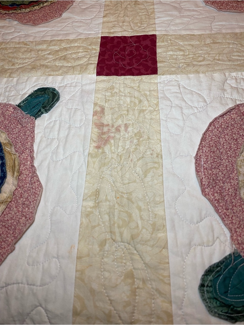 Stunning Appliqué Quilt/Throw in a dimensional floral motif. Burgundy pink gree - Picture 14 of 16